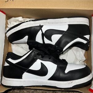 NIKE Black and White Sneakers